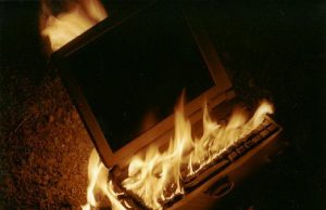 Brand i laptop kostede 5 mennester livet