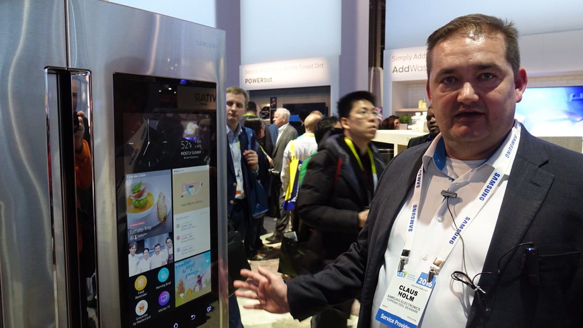 Claus Holm fra Samsung viser Samsungs Smart køleskab.