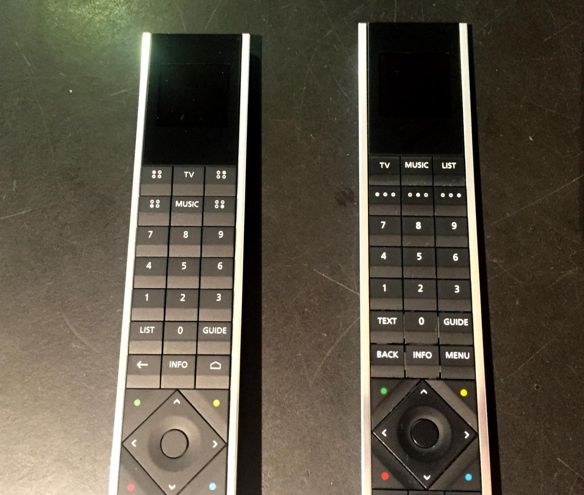 Den nye Beoremote One Bluetooth til venstre. Foto: recordere.dk