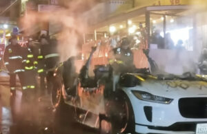 Folkemængde sætter ild til robotaxi