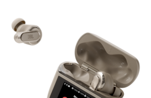 JBL Tour Pro 3s hovedfeature er ladeæsken