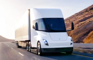 Tesla Semi-lastvogn bryder i brand og lukker motorvej i 16 timer