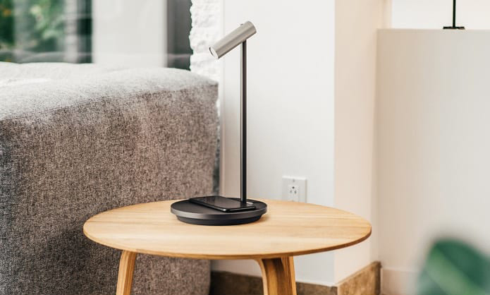 siger du til en oplader-lampe med Alexa og Google Assistant indbygget? recordere.dk