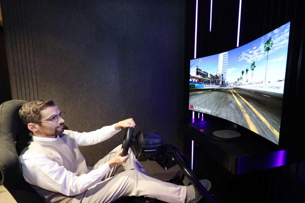 Til gaming og TV: Første 48" bøjelige OLED-display med - recordere.dk